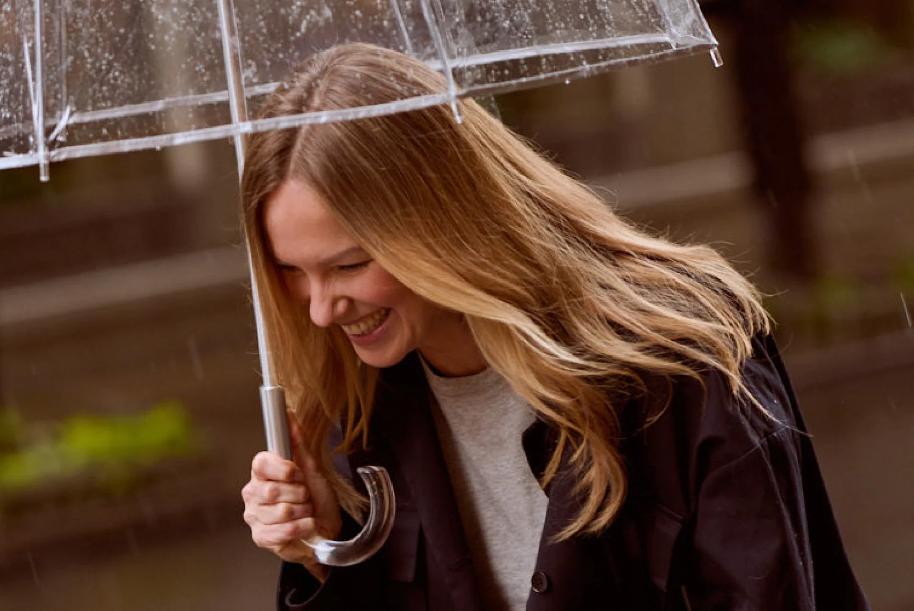 Ritualul de frumusețe care învinge ploaia: 7 pași esențiali pentru un păr superb