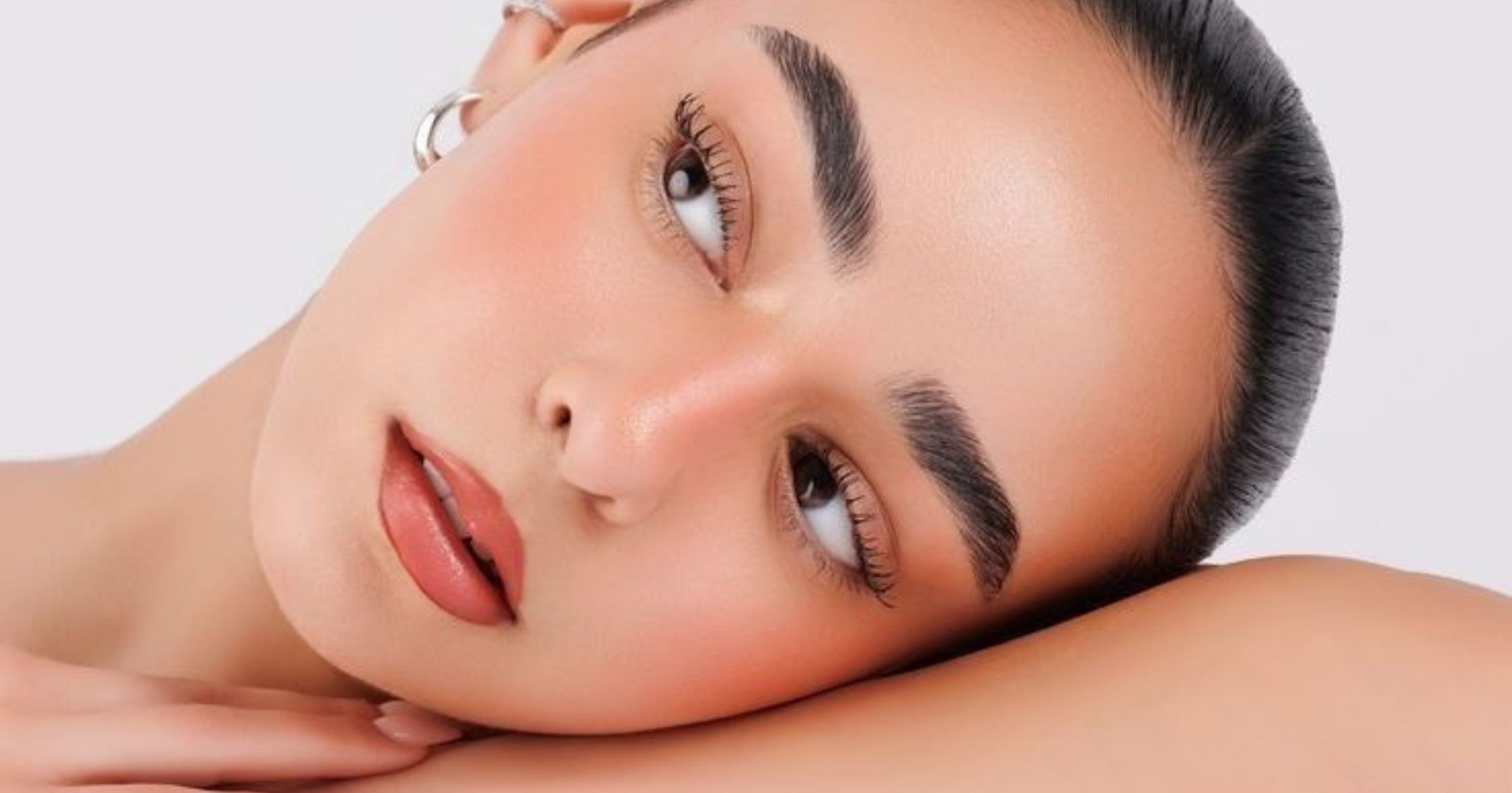 Machiajul de vară: ghidul tău pentru un look fresh și lejer